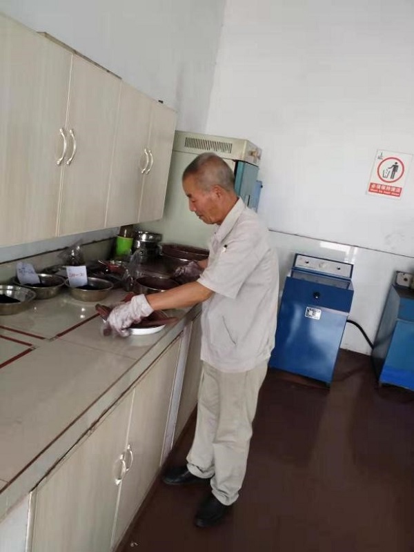 5481564559412408.jpg 工作中的蔡工.jpg