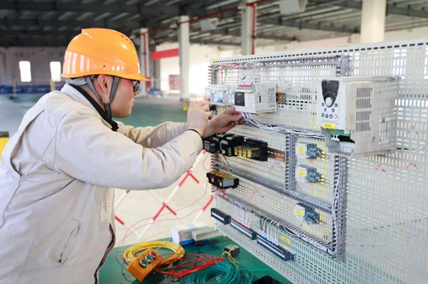 160176587749099.jpg 電工實(shí)操考核現(xiàn)場_副本.jpg