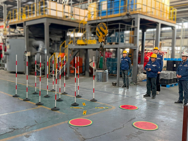 5341765877451149.jpg 起重裝卸機(jī)械操作工(橋式起重機(jī)司機(jī))實(shí)操考核現(xiàn)場_副本.jpg