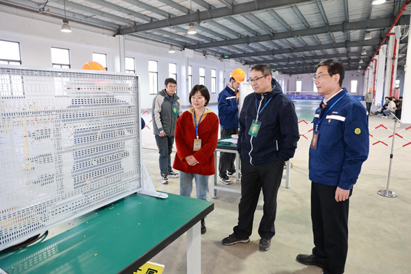 7701765877343537.jpg 市人事考試院考務(wù)二科科長方革新現(xiàn)場督導(dǎo)_副本.jpg