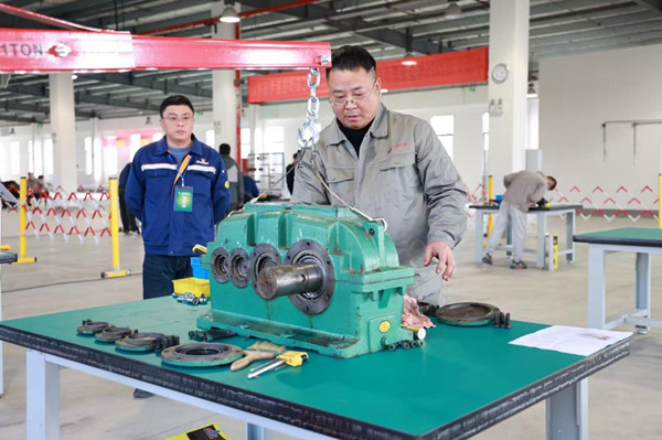 9421765877514403.jpg 鉗工實(shí)操考核現(xiàn)場_副本.jpg