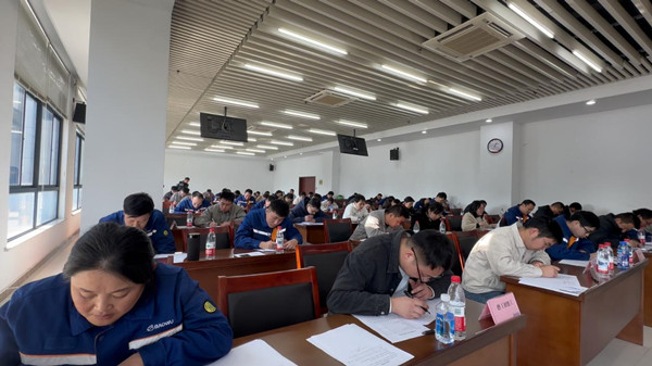 985176587738073.jpg 理論知識(shí)考試現(xiàn)場_副本.jpg